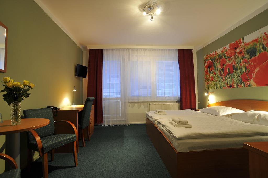 Hotel Krystal Hodonín Exterior foto
